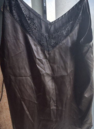 Schwarzes satin nachthemd mit - satin-nachthemd,